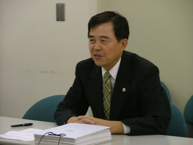 決議を前に回答する松田局長