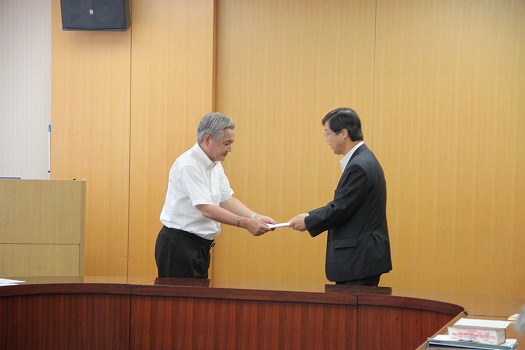 棚村議長(左)が江利川人事院総裁(右)に要求書を提出