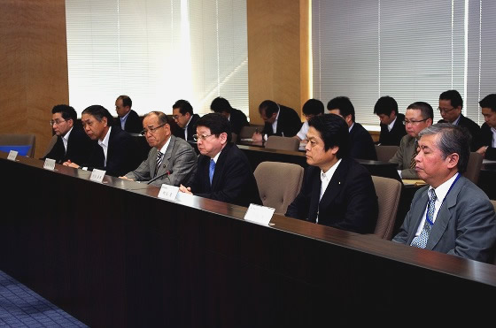片山総務大臣(中央)、鈴木副大臣(中央左)
