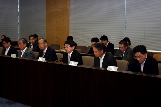 片山総務大臣(中央)、鈴木副大臣(中央左)