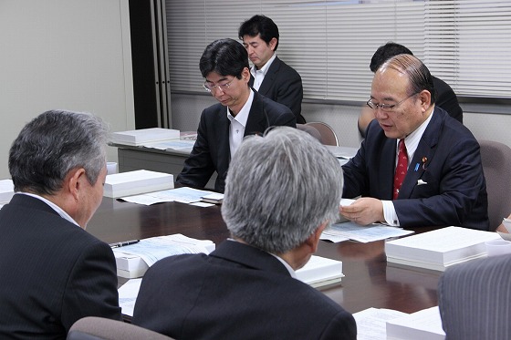 中野公務員制度改革担当大臣(中央)、園田政務官(中央左)