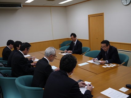 要請を行う地公部会幹事(左)