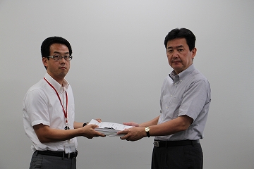 鈴木参事官(右)に職場決議を手交(北海道・東北)