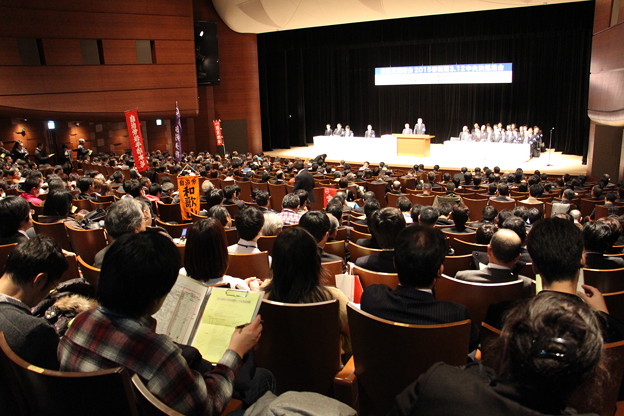 中央行動に約500人が集まった
