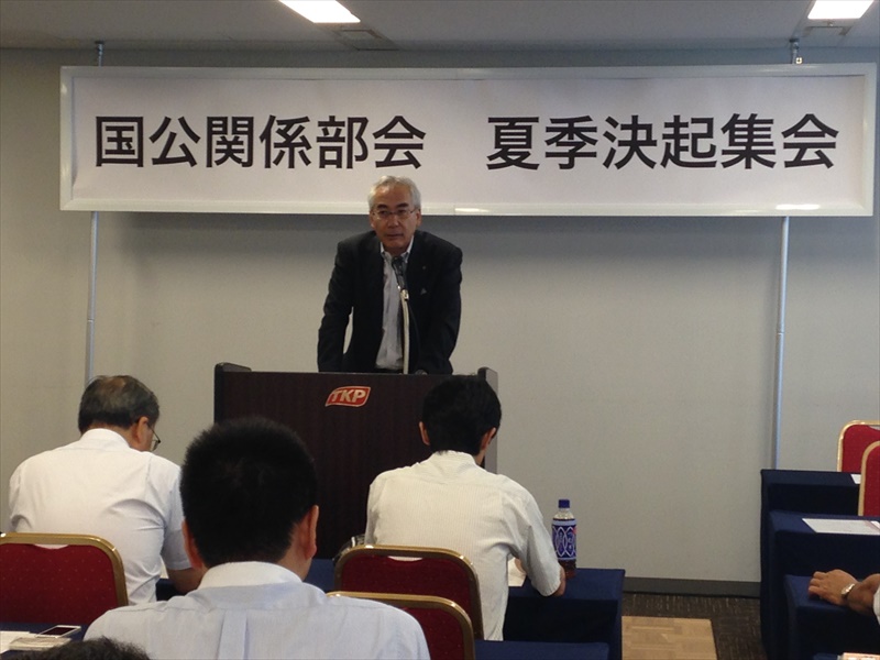 主催者を代表してあいさつする岩崎議長