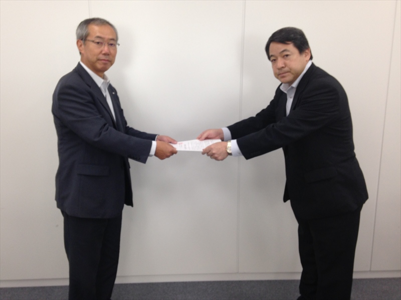 要請書を手交する永井議長(左)と藤田事務局長(右)