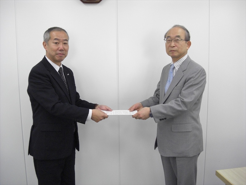 青山会長(右)に要請書を手交する永井議長(左)