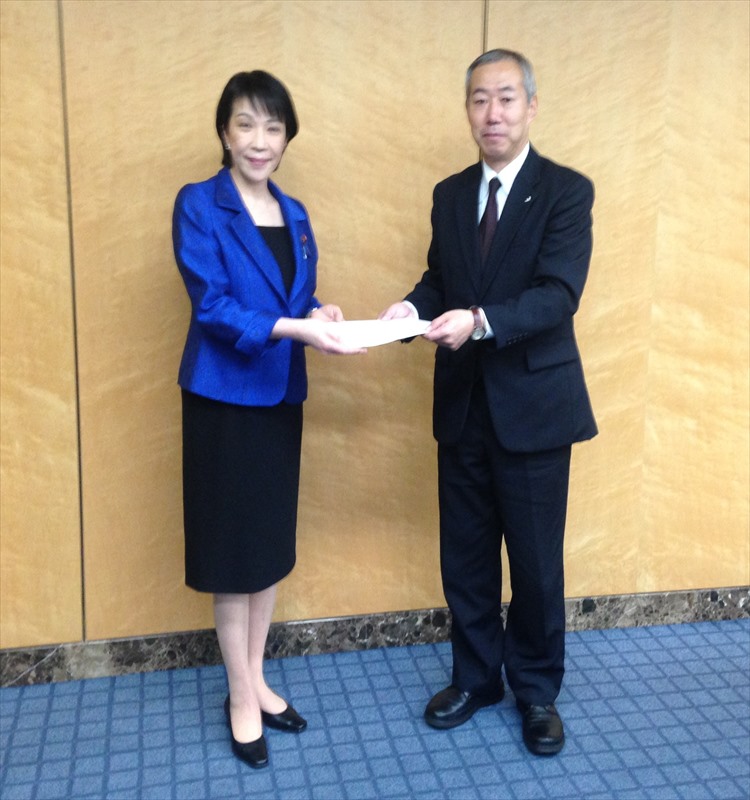 青山会長(右)に要請書を手交する永井議長(左)