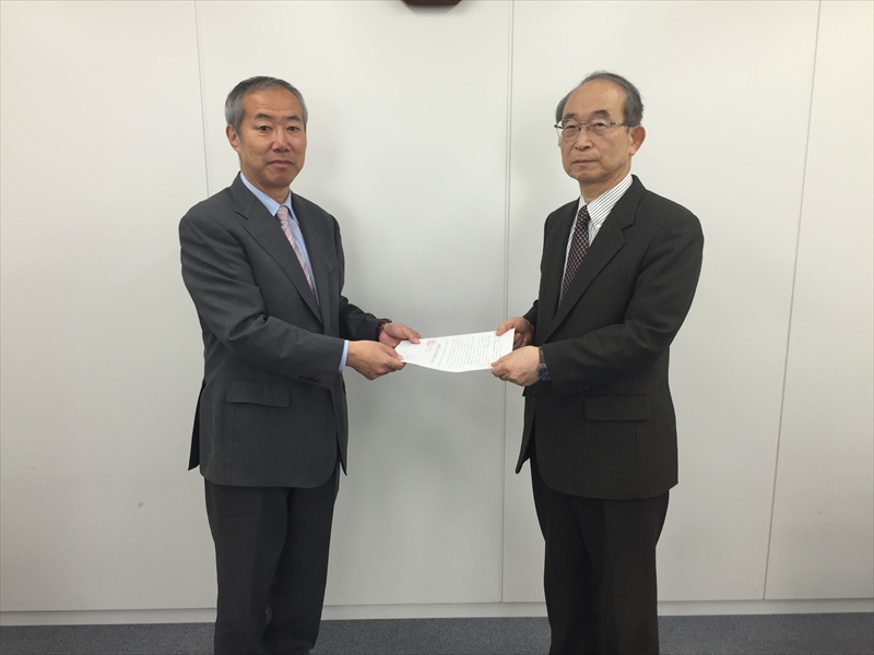 青山会長(右)に要請書を手交する永井議長(左)