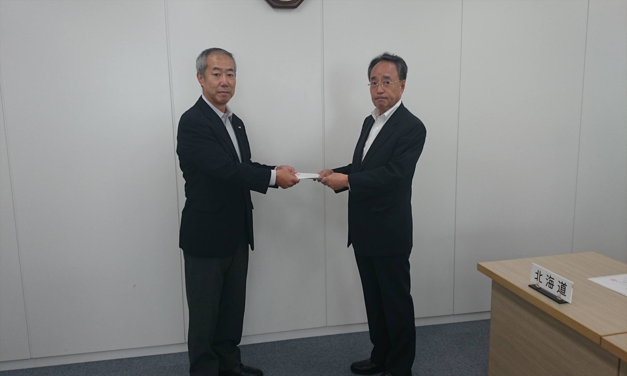 要請書を手交する永井議長(左)と栗原副会長(右)