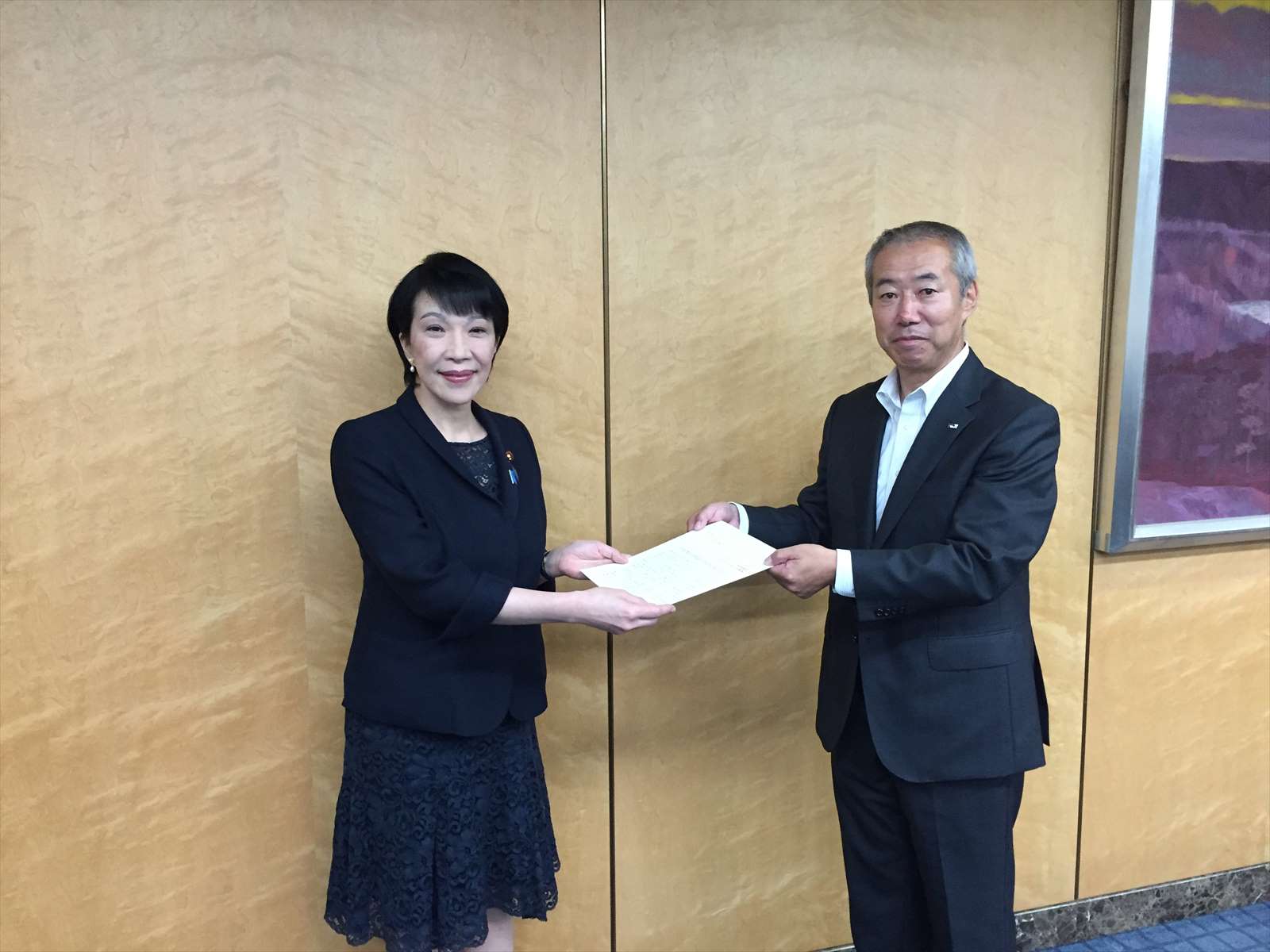 申入書を手交する永井議長(右)と高市総務大臣(左)