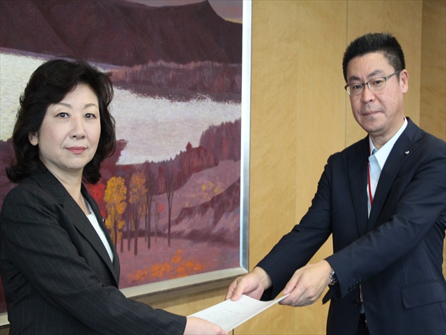 申入書を手交する二階堂議長(右)と野田総務大臣(左)