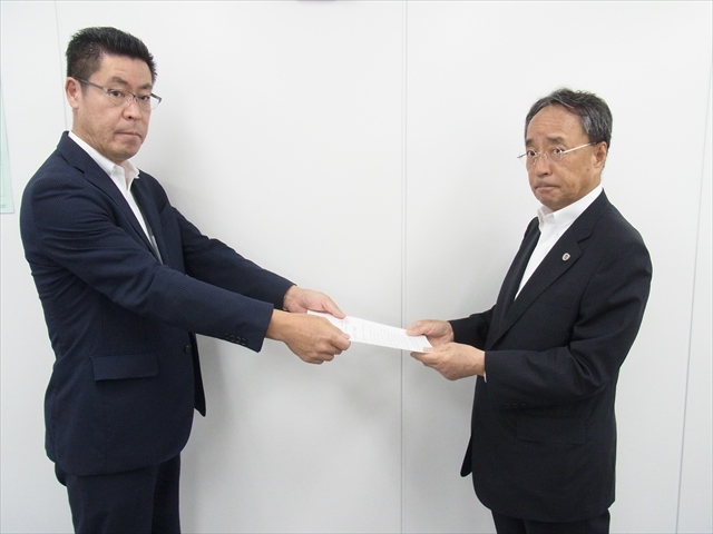 要請書を手交する二階堂議長(左)と栗原副会長(右)