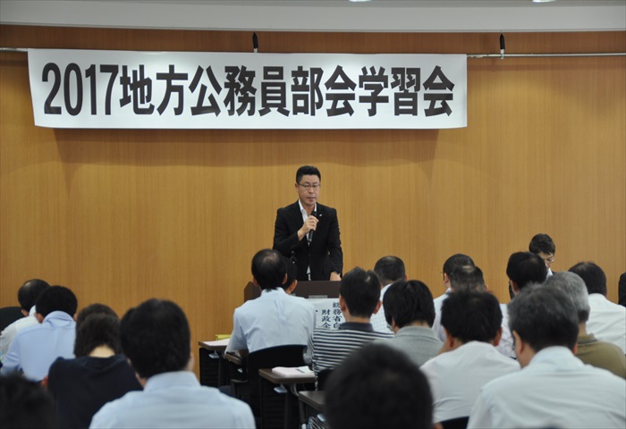 主催者代表挨拶をする二階堂議長