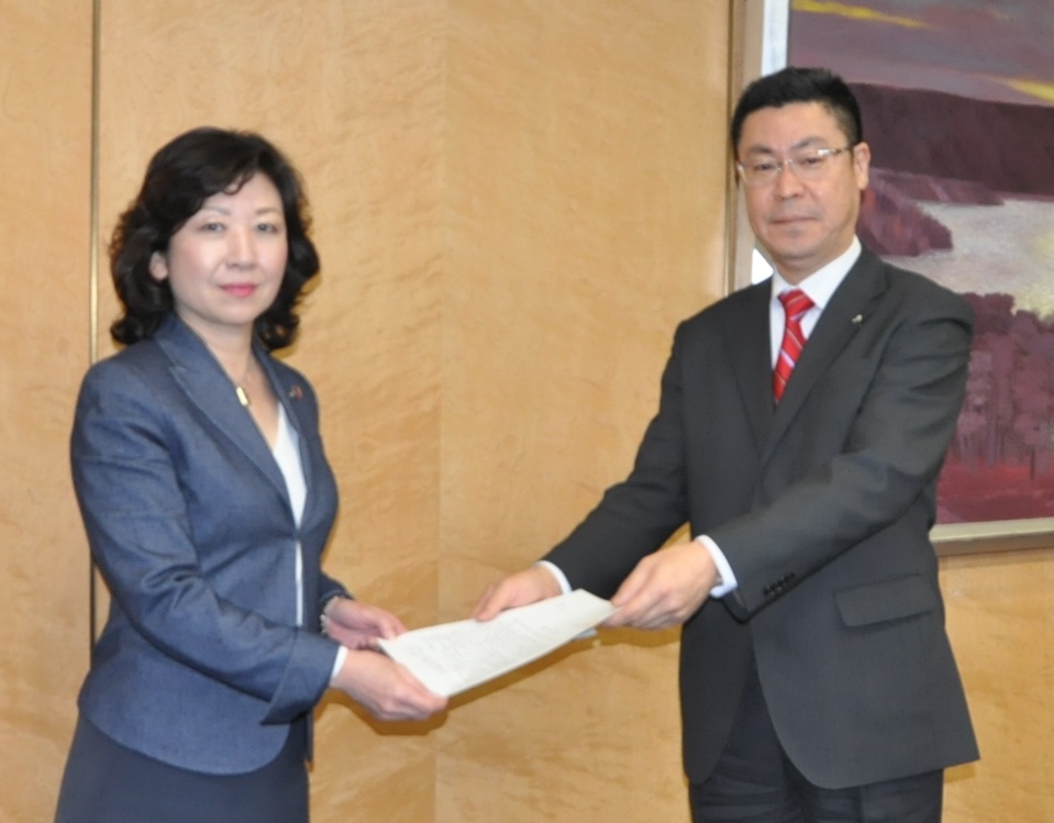 野田総務大臣(左)に要求書を手交する二階堂議長(右)