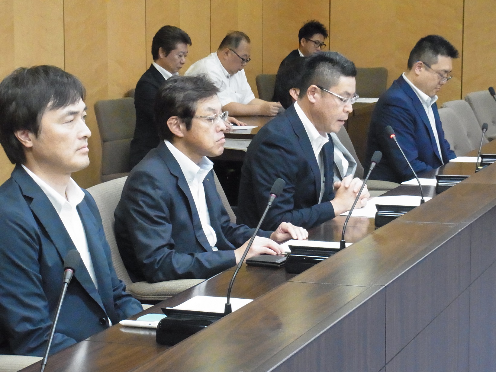 申入書を手交する二階堂議長(右)と野田総務大臣(左)