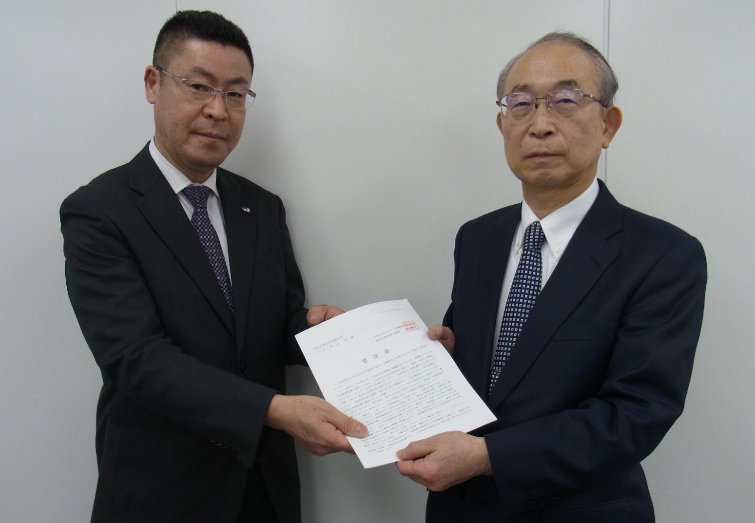 要請書を手交する二階堂議長(左)と青山会長(右)
