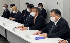 回答を求める武藤議長(中央)