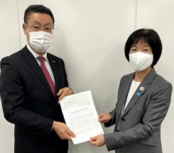 手交する二階堂議長(左)と武市事務局長(右)